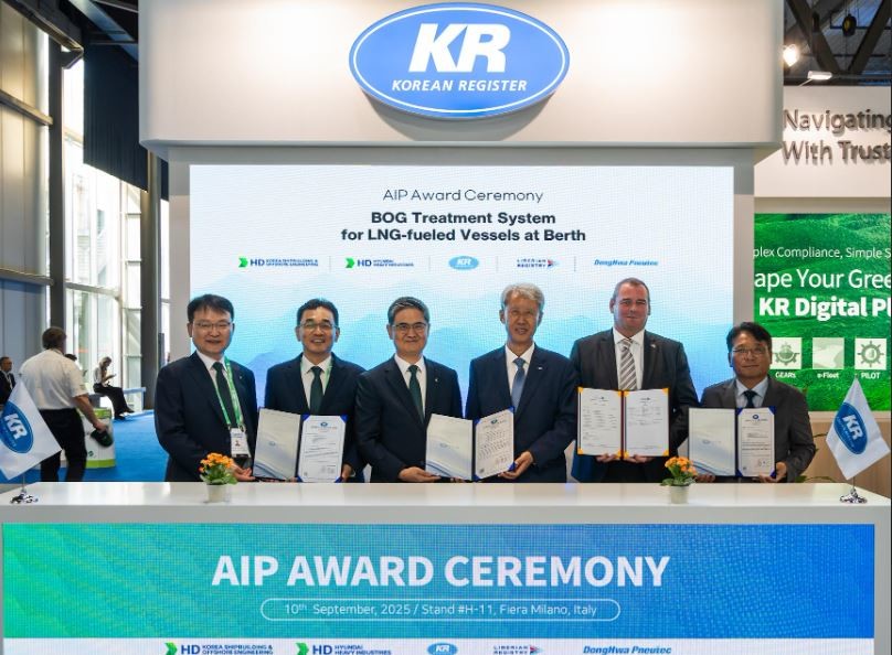 한국선급(KR)은 9월 10일(현지시간), 이탈리아 밀라노에서 열린 가스텍 2025(Gastech 2025)에서 HD한국조선해양이 제안하고, HD현대중공업과 동화뉴텍이 공동 개발한 LNG 증발가스(BOG) 처리설비에 대해 라이베리아 기국과 함께 개념승인(AIP, Approval In Principle)을 부여했다. / 사진제공=한국선급