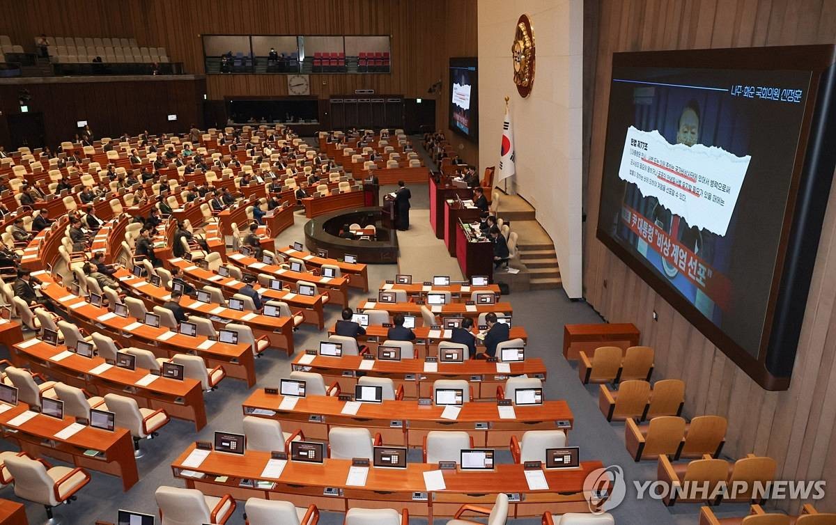 김석우 법무부 장관 직무대행이 지난 2월 14일 서울 여의도 국회 본회의장에서 열린 교육·사회·문화분야 대정부질문에서 더불어민주당 신정훈 의원의 질의에 답변하고 있다 / 연합뉴스