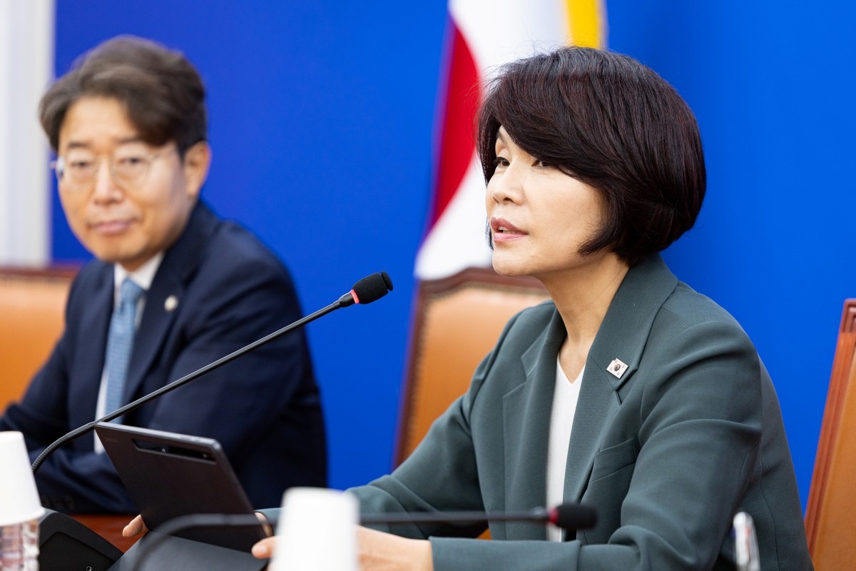한정애 더불어민주당 정책위의장이 지난 14일 서울 여의도 국회에서 기자간담회를 하고 있다. / 뉴스1