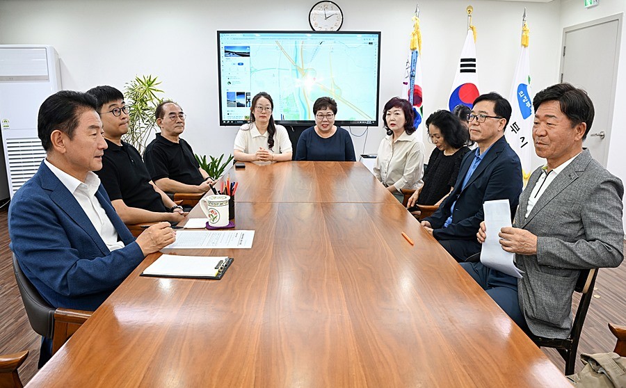 김동근 시장이 9월 12일 대한숙박업중앙회 의정부시지부와 간담회를 진행하고 있다