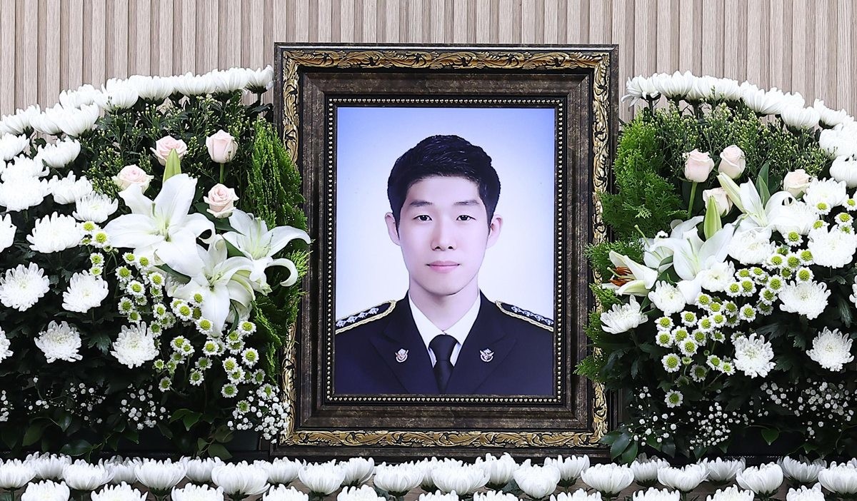 12일 인천 시내 한 장례식장에 마련된 故 이재석 경사의 빈소에 국화꽃이 놓여 있다. / 뉴스1