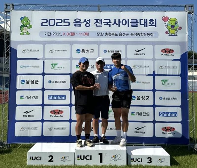 (사진 왼쪽부터) 2025 음성 전국사이클대회에서 기록경기, 단체경기 각 부문에서 상위권에 입상한 한오성 선수, 박염식 감독, 김준호 선수가 입상대에서 승리의 기쁨을 나누고 있다   / 포항시체육회 제공