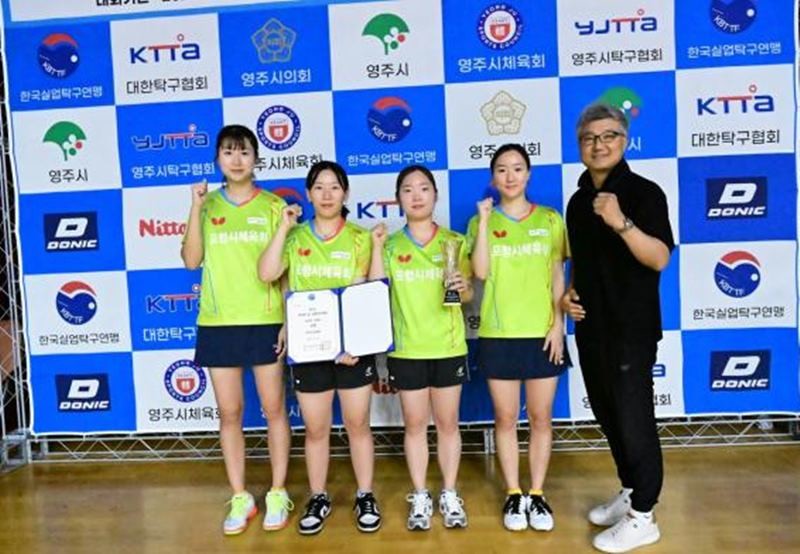(사진 왼쪽부터) 2025 내셔널컵실업탁구대회에서 이수연, 윤아린, 전여진, 옹채연 선수가 각 부문에서 상위권에 입상한 뒤 시상식에서 이상한 감독과 함께 자리했다 / 포항시체육회 제공