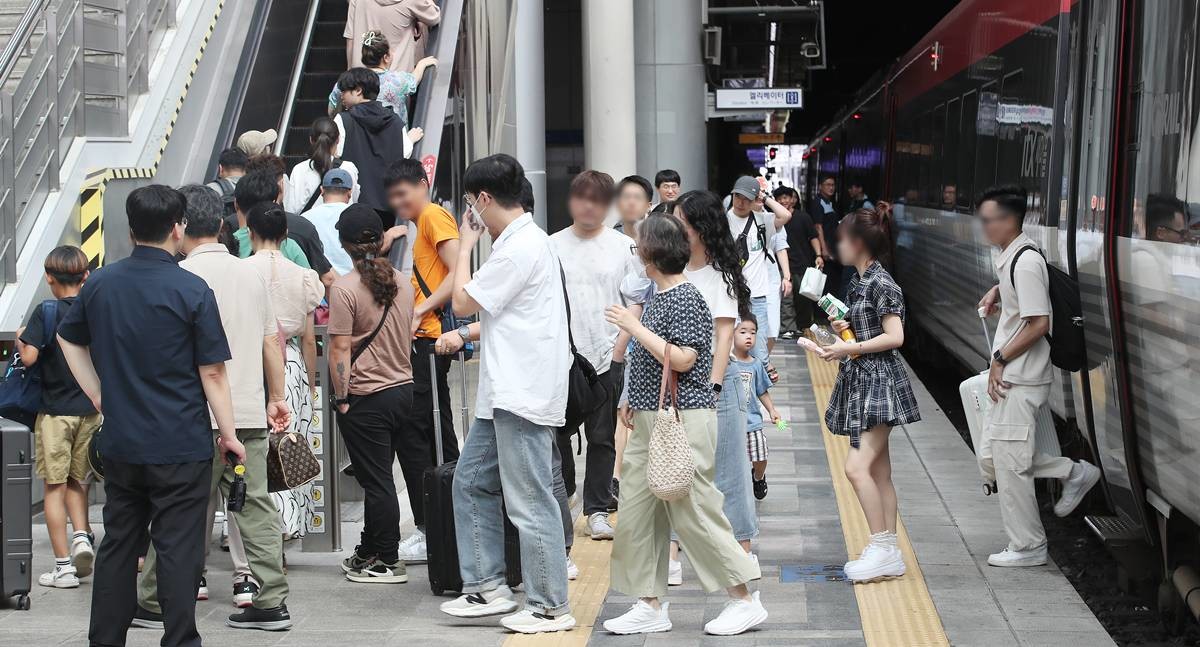 붐비는 KTX역 자료 사진 / 뉴스1