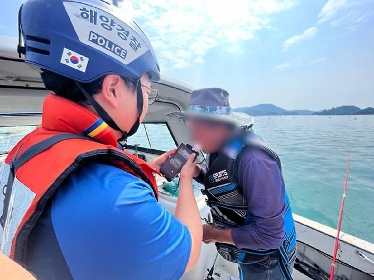 군산해경이 낚시 승객에게 음주 측정을 하고 있다. / 군산해경