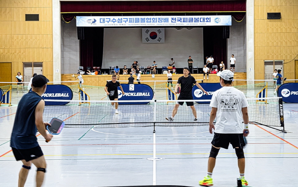 영진전문대 신설 학과인 스포츠경영과가 공동 개최한 ‘제5회 수성구피클볼협회장기 전국피클볼대회에서 대회 참가자들이 경기를 치르고 있다. / 영진전문대 제공
