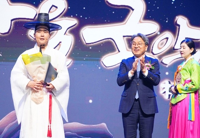 강기정 광주광역시장이 15일 오후 남구 빛고을시민문화관에서 열린 ‘제33회 임방울국악제 전국대회 본선 시상식’에 참석해 판소리 명창부 김정훈씨에게 대통령상을 수여하고 있다./광주광역시 제공