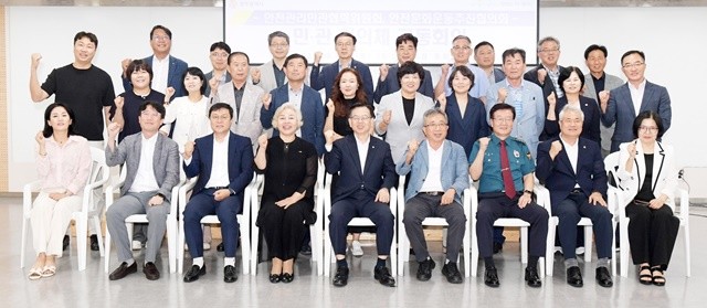 고광완 광주광역시 행정부시장이 15일 오후 시청 중회의실에서 열린 민관협의체 정기회의에 참석해 회의를 주재한 후 참석자들과 함께 기념촬영을 하고 있다. /광주광역시 제공