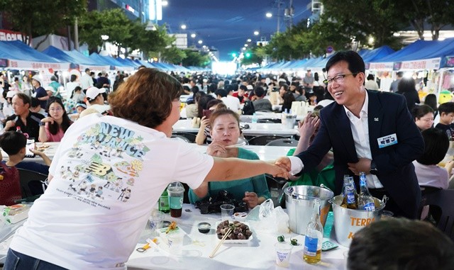 지난 12~13일 열린 ‘제2회 광주송정남도맛페스티벌’이 성황리에 열린 가운데, 박병규 광산구청장이 축제 방문객과 인사를 나누고 있다.