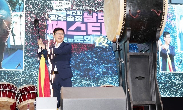 박병규 광산구청장이 지난 13일 ‘제2회 광주송정남도맛페스티벌’ 기념행사에서 개막을 알리는 대북 타고 퍼포먼스를 하고 있다.