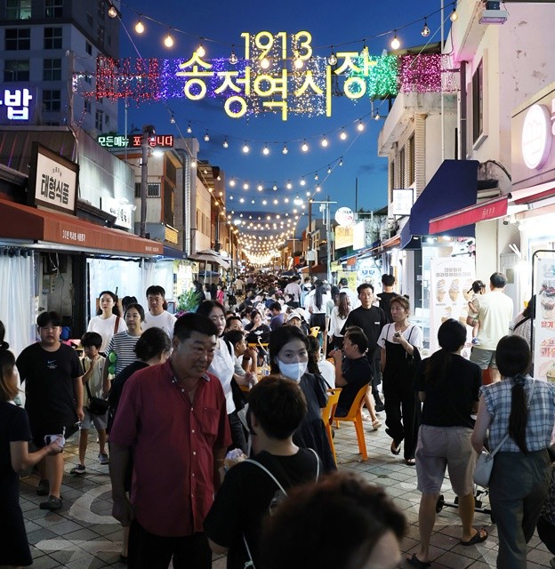 12~13일 ‘제2회 광주송정남도맛페스티벌’이 성황리에 막을 내렸다. 축제 인파로 북적이는 1913송정역시장 거리.