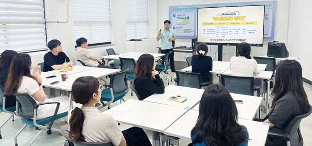나주시가 전남운전면허시험장에서 ‘경이로운 靑春’ 힐링 프로그램(웃음 치료)을 진행하고 있다.