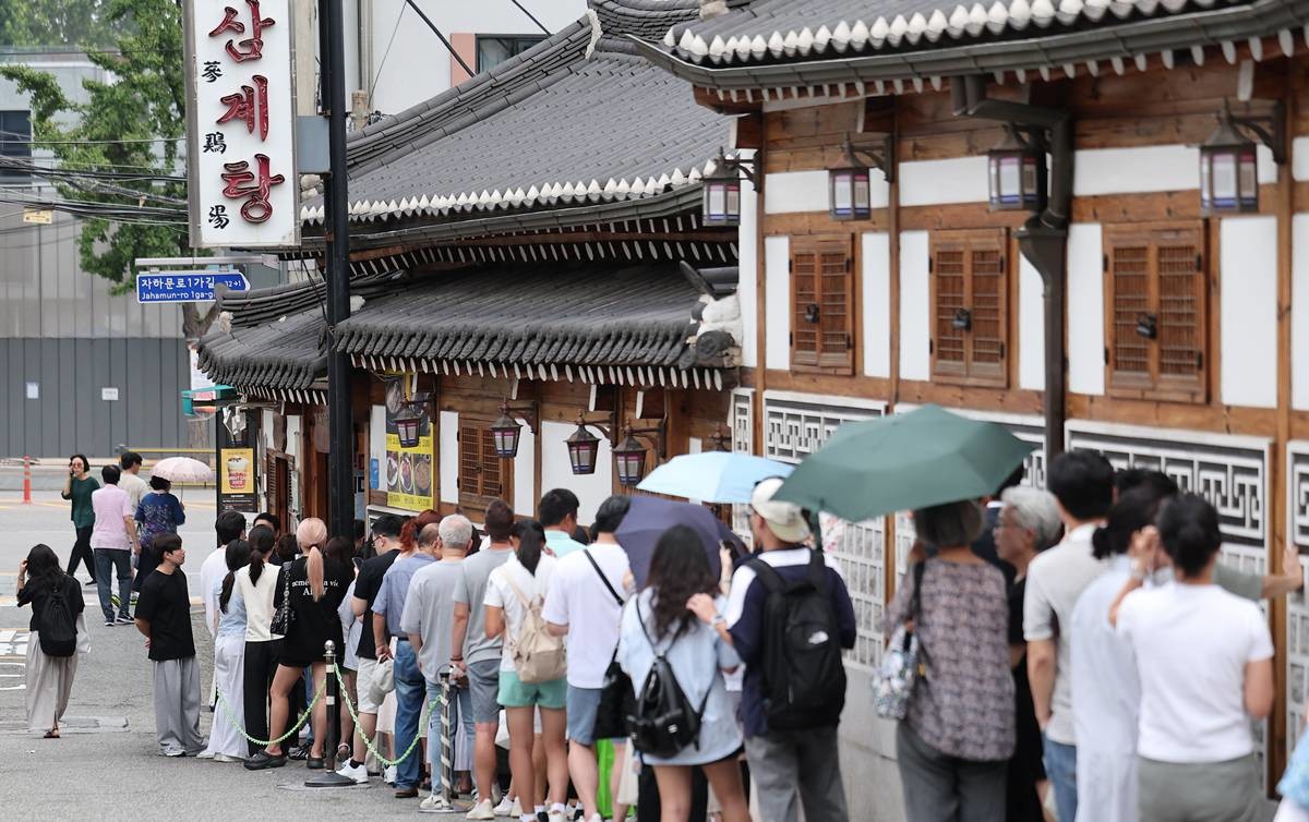 삼계탕 집 앞에 길게 줄 선 사람들 / 뉴스1