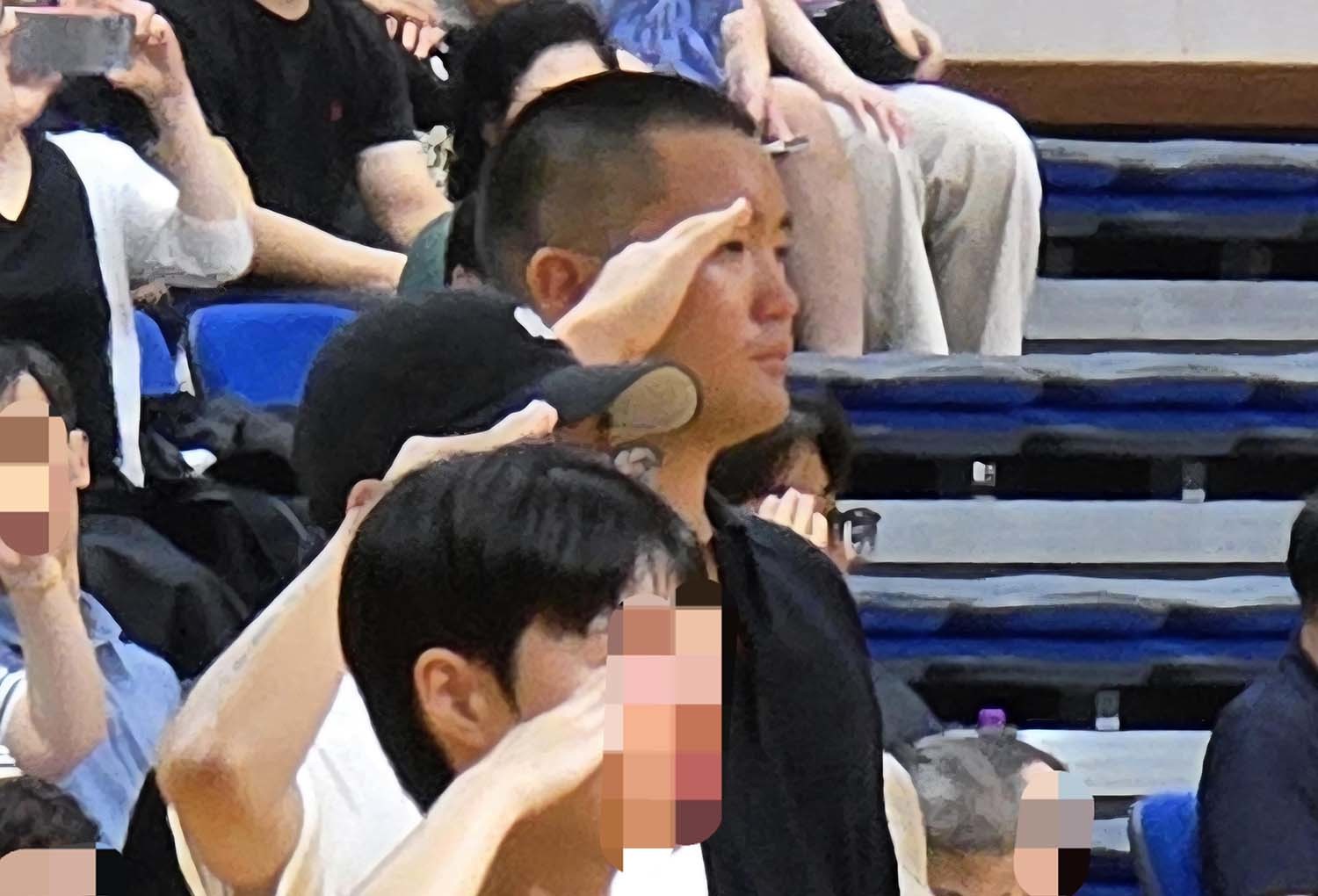 이재용 삼성전자 회장의 장남 지호 씨가 15일 경남 창원시 진해구 해군사관학교에서 열린 해군 학사장교 사관후보생 입영식 행사장으로 들어가고 있다. / 삼성전자 제공