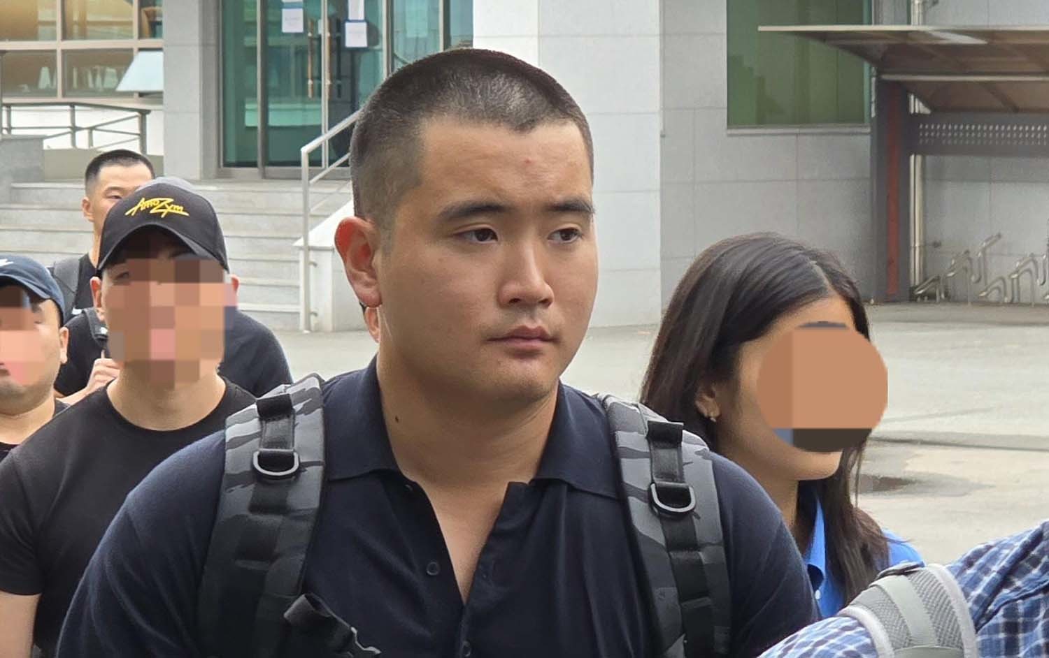 이재용 삼성전자 회장의 장남 지호 씨가 15일 경남 창원시 진해구 해군사관학교에서 열린 해군 학사장교 사관후보생 입영식 행사장으로 들어가고 있다. / 삼성전자 제공