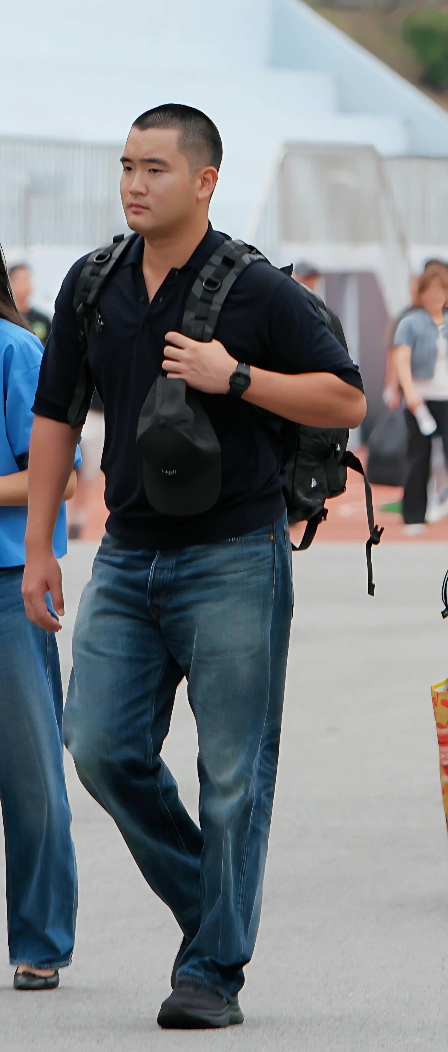 이재용 삼성전자 회장의 장남 지호 씨가 15일 경남 창원시 진해구 해군사관학교에서 열린 해군 학사장교 사관후보생 입영식 행사장으로 들어가고 있다. / 삼성전자 제공