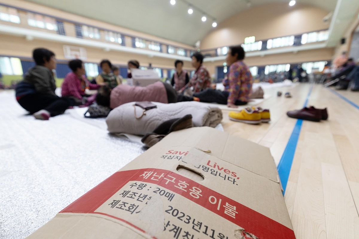 지난 3월 26일 경북 안동시 용상초등학교 체육관에 마련된 산불 임시 대피소에 안동 시민들이 자리하고 있다. / 뉴스1