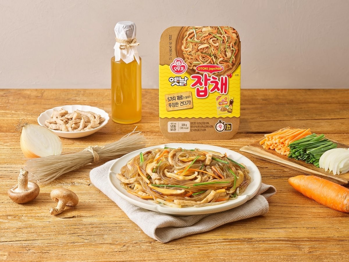 전자레인지로 조리하는 '오뚜기 옛날잡채' 모습. 오뚜기가 전자레인지로 간편하게 조리할 수 있는 '오뚜기 옛날잡채'를 출시했다고 16일 밝혔다. '오뚜기 옛날잡채'는 오뚜기 옛날 당면과 참기름을 사용해 더욱 깊은 풍미를 살렸다. 양파, 당근, 부추, 표고버섯과 국산 돼지고기가 듬뿍 담겨 건더기가 푸짐한 잡채 한 그릇을 완성할 수 있다. / 오뚜기 제공