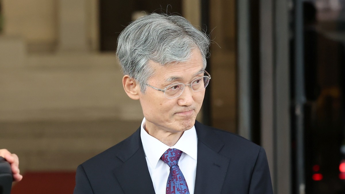 더불어민주당이 내란전담재판부 설치를 놓고 이견을 표한 조희대 대법원장에 대한 사퇴 공세를 높인 지난 15일 저녁 서울 서초구 대법원에서 조희대 대법원장이 청사를 나서고 있다. / 뉴스1