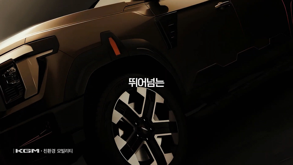 KG그룹 광고에 노출된 Q300 추정 모델. / KG그룹 유튜브 갈무리