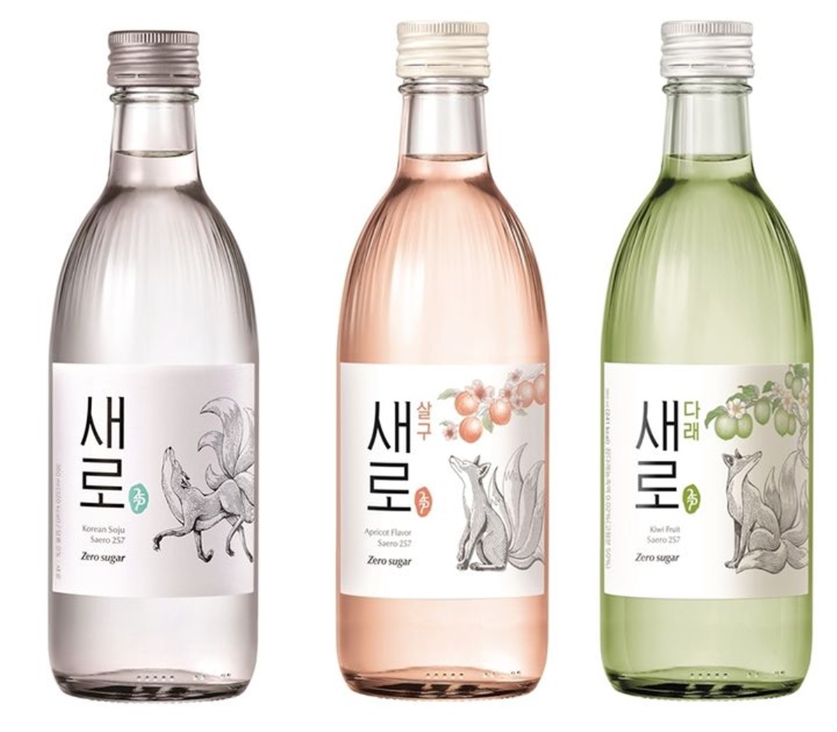 롯데칠성음료의 '새로' 소주 3종 모습. 기사 이해를 돕기 위한 자료 사진. 롯데칠성음료는 2022년 9월에 첫선을 보인 제로 슈거 소주 '새로'가 출시 3주년을 앞둔 올해 7월 말에 누적 판매량 7억 병을 돌파했다고 15일 밝혔다. 이와 관련해 롯데칠성음료 관계자는 '출시 3주년을 맞은 대한민국 대표 제로 슈거 소주 '새로'에 보내주신 소비자들의 뜨거운 사랑에 감사드린다'라고 밝혔다. / 롯데칠성음료 제공