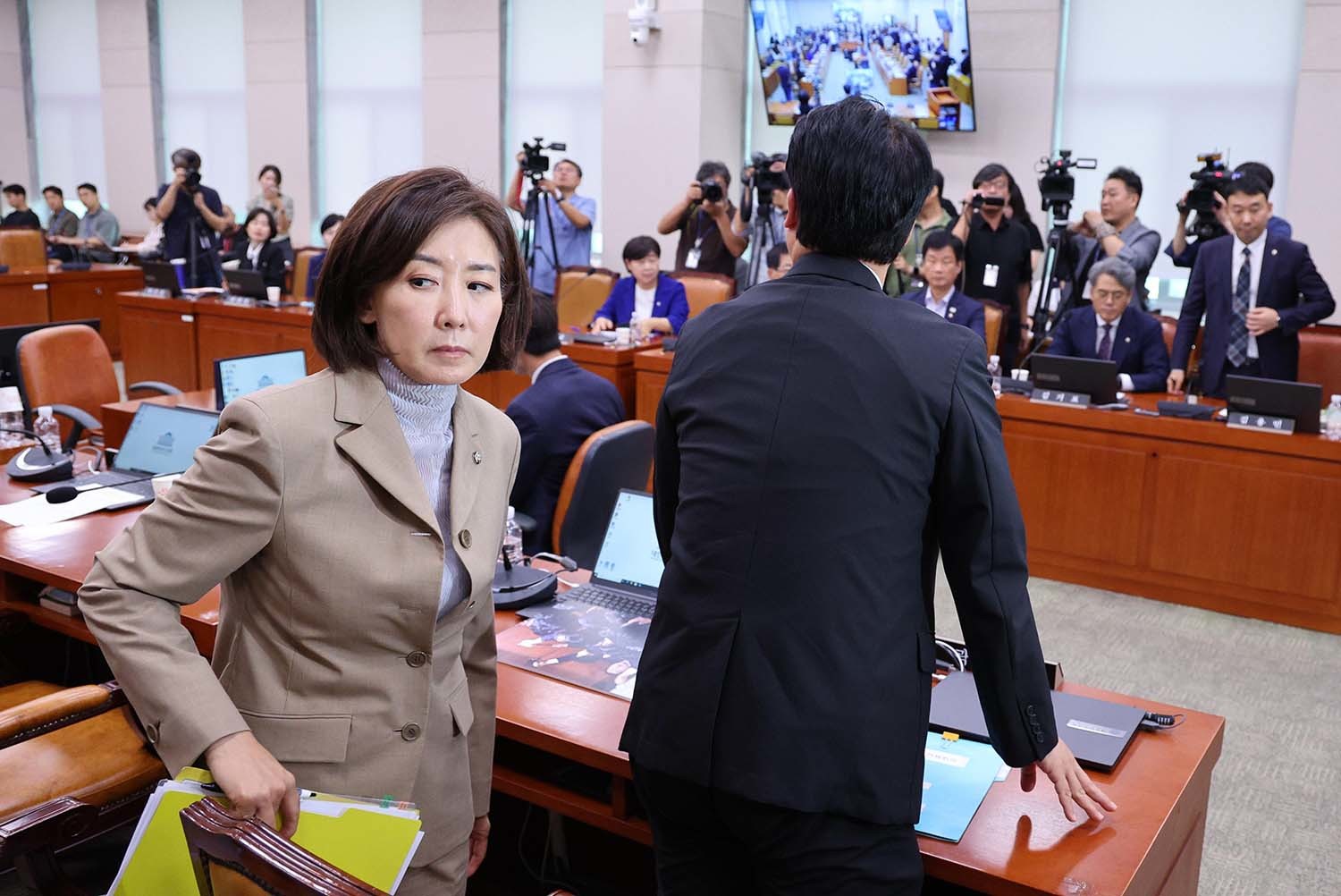 나경원 국민의힘 의원이 16일 오후 서울 여의도 국회에서 열린 법제사법위원회 전체회의에서 간사 선임의 건을 무기명 투표에 부치자 이에 반발해 퇴장하고 있다. / 뉴스1