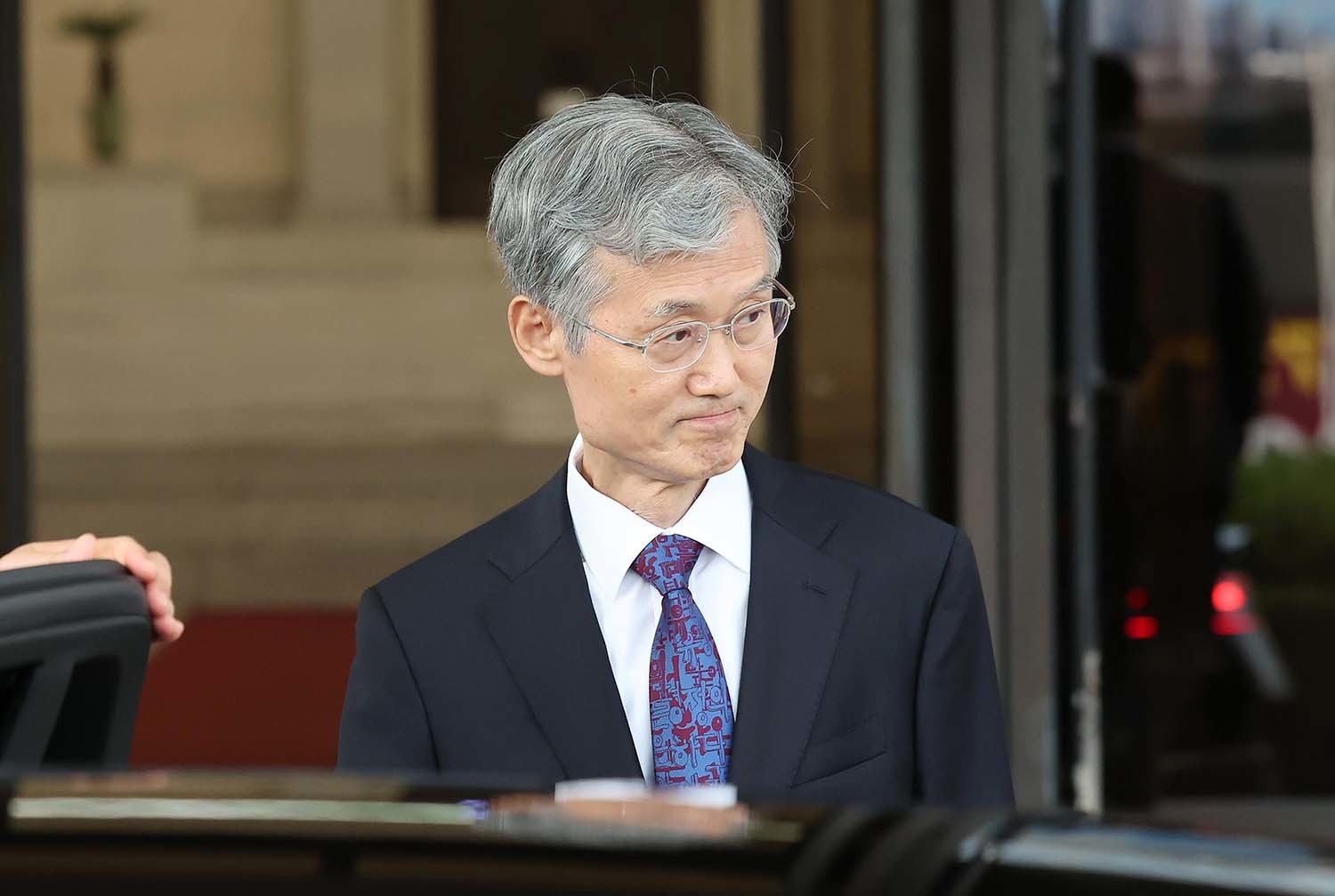 더불어민주당이 내란전담재판부 설치를 놓고 이견을 표한 조희대 대법원장에 대한 사퇴 공세를 높인 15일 저녁 서울 서초구 대법원에서 조희대 대법원장이 청사를 나서고 있다. / 뉴스1