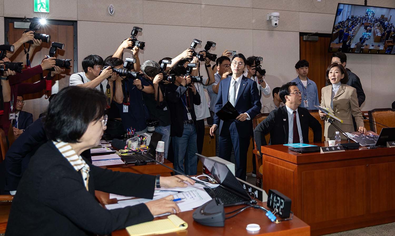 16일 서울 여의도 국회에서 열린 제429회국회(정기회) 법제사법위원회 제4차 전체회의에서 나경원 의원을 비롯한 국민의힘 법사위원들이 간사 선임의 건과 관련해 항의하고 있다. / 뉴스1