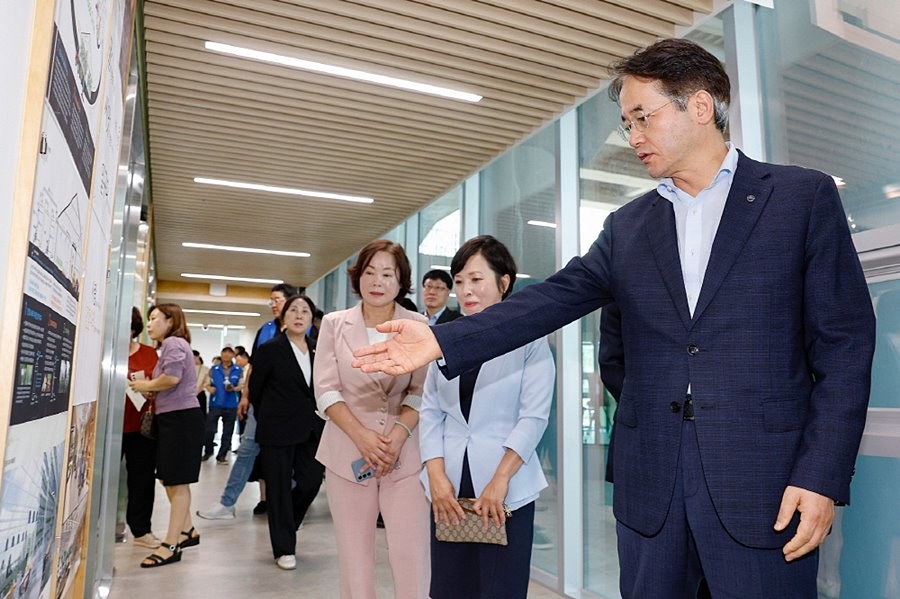 ‘백마누리’ 내부를 둘러보고 있는 이동환 고양특례시장