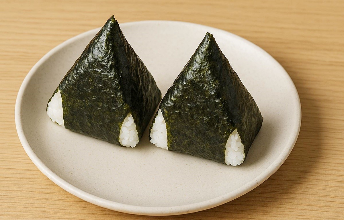 삼각김밥 모습. 기사 이해를 돕기 위해 AI를 활용해 제작한 자료 사진입니다. 실제 모습과 다소 차이가 있을 수 있습니다.