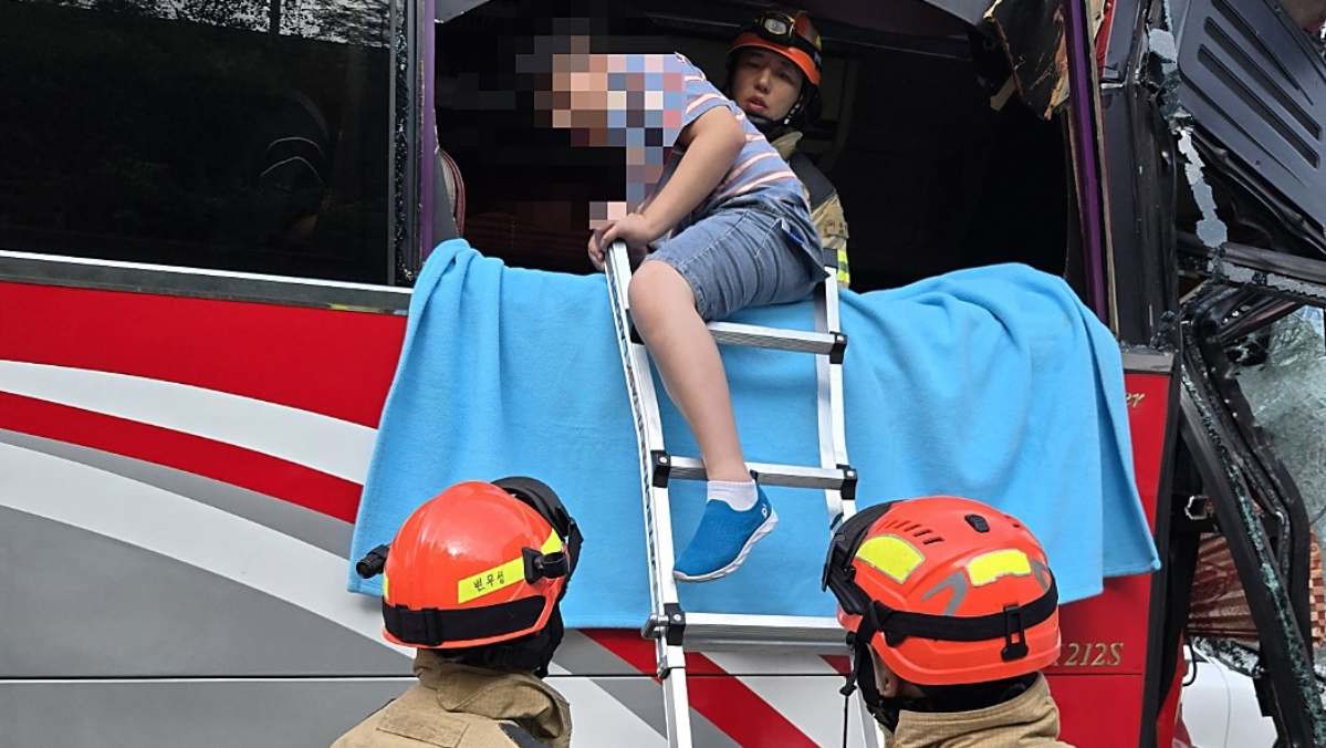 버스에서 구조되는 초등생   / 대구소방안전본부