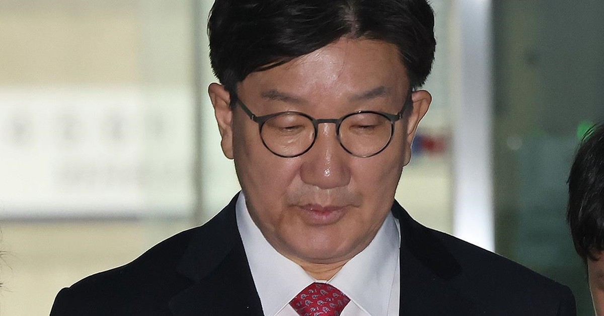 권성동 국민의힘 의원이 16일 오후 서울 서초구 중앙지방법원에서 '통일교 불법 정치자금 수수' 의혹(정치자금법 위반 혐의) 관련 구속 전 피의자 심문(영장실질심사)를 마치고 법원을 나서고 있다. / 뉴스1