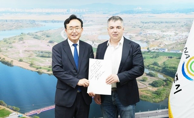 윤병태 나주시장은 16일 ‘나주글로벌에너지포럼 2025’ 기조연설을 위해 나주시를 방문한 2010년 노벨물리학상 수상자 콘스탄틴 노보셀로프 교수(오른쪽)와 만나 환담했다.