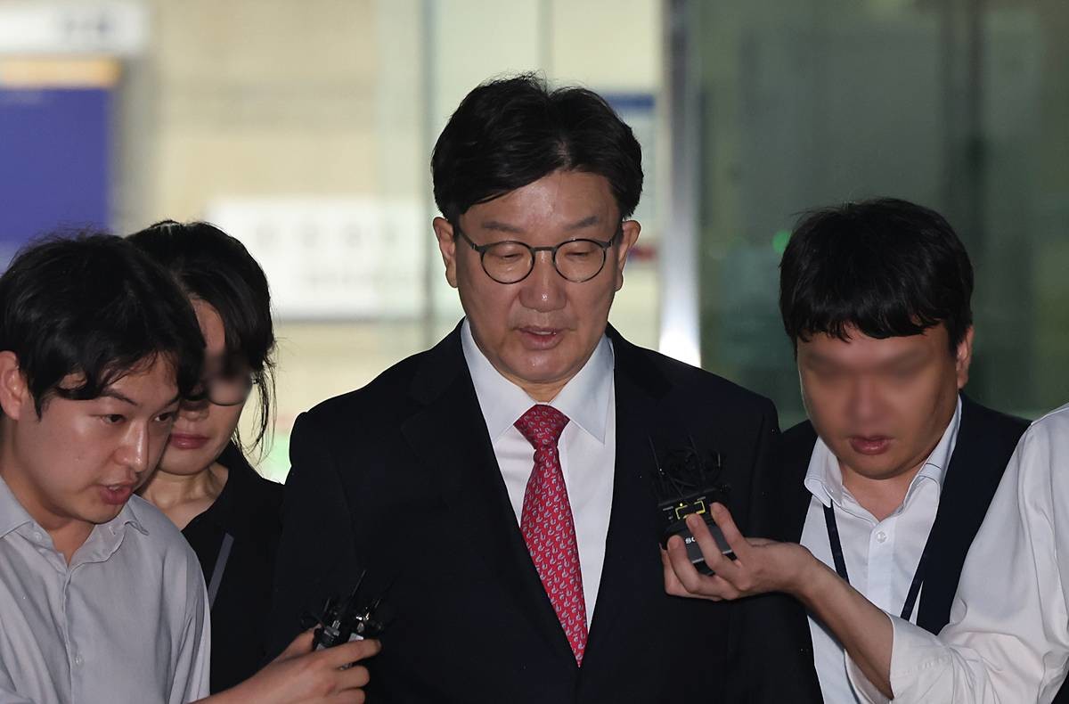권성동 국민의힘 의원이 지난 16일 오후 서울 서초구 중앙지방법원에서 '통일교 불법 정치자금 수수' 의혹(정치자금법 위반 혐의) 관련 구속 전 피의자 심문(영장실질심사)를 마치고 법원을 나서고 있다 / 뉴스1