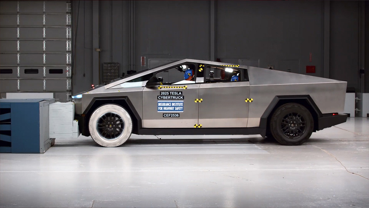 테슬라 사이버트럭의 전면 40% 부분 충돌 실험. / IIHS 유튜브 갈무리