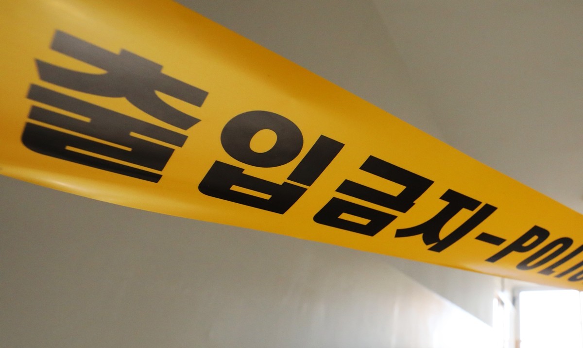 기사 이해를 돕기 위한 자료 사진이다. 기사 내용과 직접적인 관련은 없다. 17일 울산 동부경찰서에 따르면 지난 16일 오후 4시 31분쯤 울산시 동구에 있는 아파트에서 20대 남성 A 씨가 추락하면서 지나가던 행인들을 덮친 것으로 전해졌다. 당시 아파트에서 추락한 20대 A 씨는 숨졌고 10대 행인 2명은 팔 등을 다친 것으로 알려졌다. / 뉴스1