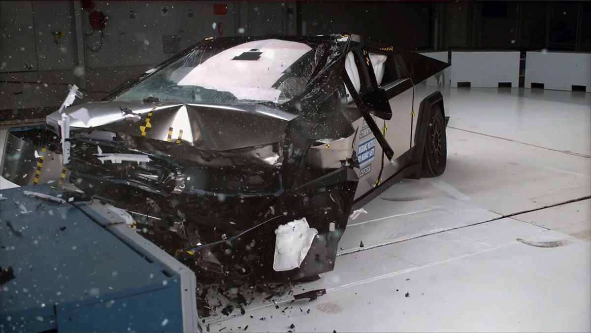 테슬라 사이버트럭의 전면 40% 부분 충돌 실험. / IIHS 유튜브 갈무리