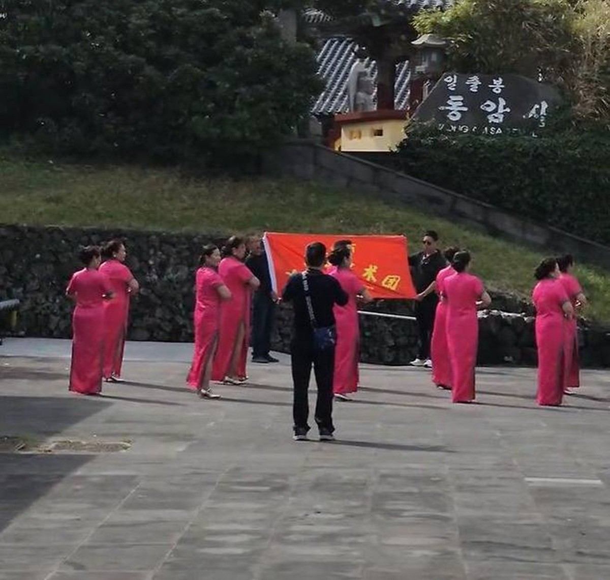 중국 전통 의상을 입은 중국 여성들이 제주 성산일출봉에서 단체로 춤추는 모습. / 온라인 커뮤니티