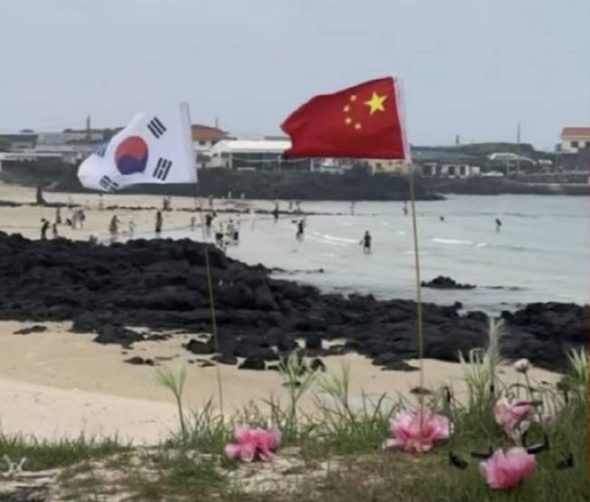 지난 7월 제주 우도 한 해변에 중국 국기가 태극기와 나란히 꽂혀 있는 모습. / 스레드 캡처