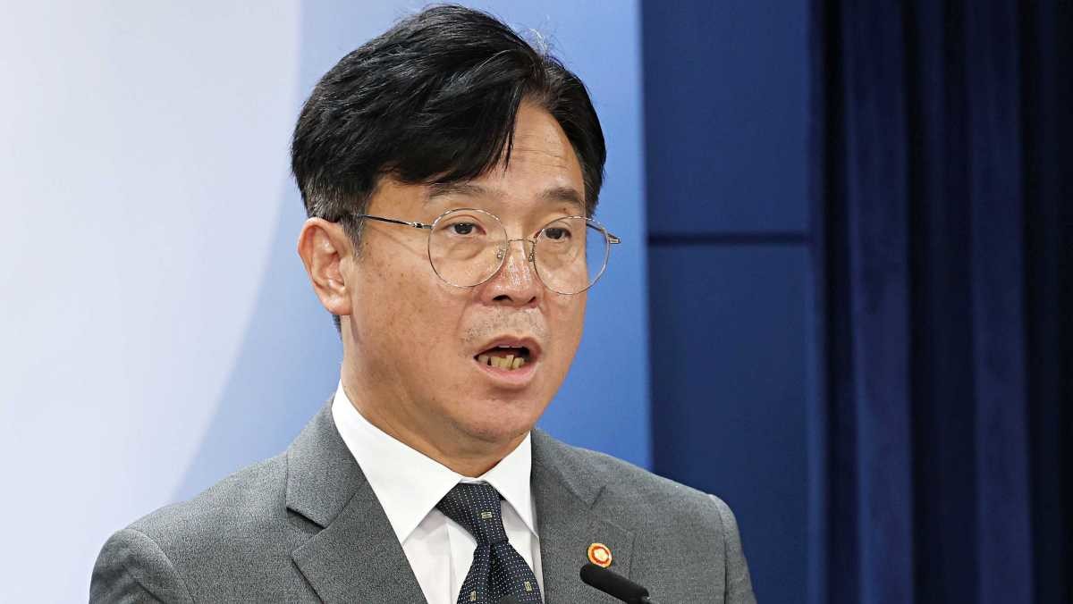 김영훈 고용노동부 장관이 지난 15일 서울 종로구 정부서울청사에서 노동안전종합대책을 발표하고 있다. / 뉴스1