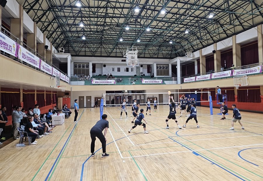 경산시는 19일부터 21일까지 3일간 김천시에서 열리는 제35회 경북도민 생활체육대축전에 시 대표로 참가하는 선수단을 격려하고자 종목별 경기장문을 방문한다. 사진은 경북도민생활체육대축전에서 배구 경기를 하고 있는 모습      / 경산시 제공