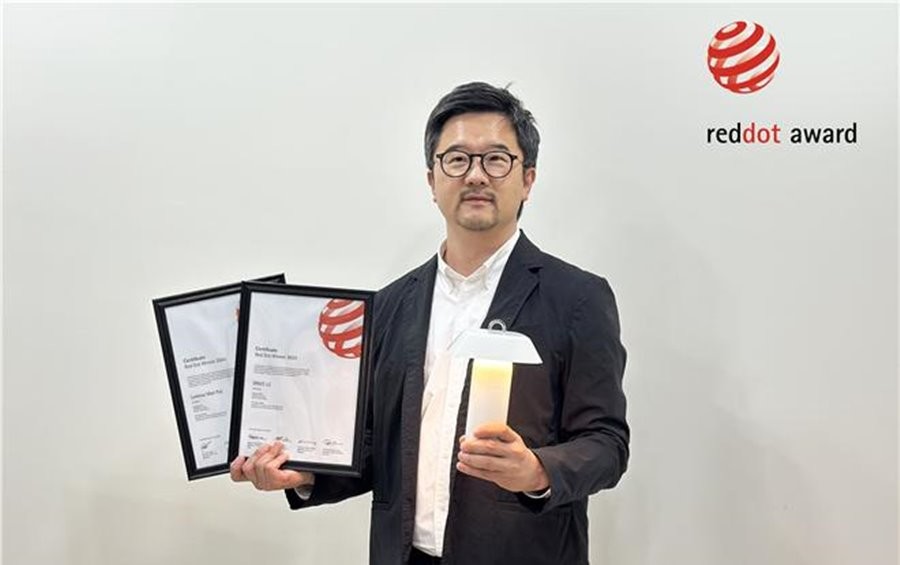 ‘Red Dot 디자인 어워드 2025’ 제품 디자인 부문에서 2개 작품으로 본상을 수상한 계명문화대학교 디자인융합테크학부 하태훈 특임교수.  / 계명문화대 제공