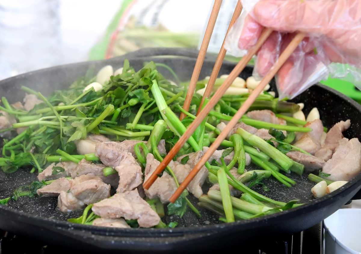 삼겹살과 찰떡궁합인 미나리. / 뉴스1