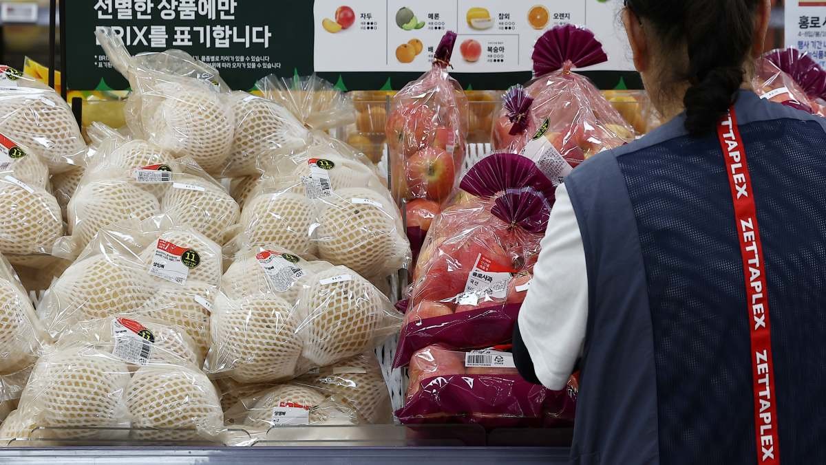 마트에서 장을 보고 있는 시민 / 연합뉴스