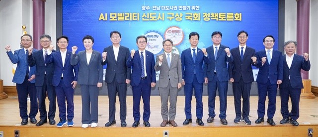 강기정 광주광역시장이 17일 오전 서울 여의도 국회의원회관 제1소회의실에서 열린 'AI모빌리티 신도시 구상 국회 정책토론회'에 참석해 박균택·안도걸·전진숙·정준호·정진욱 국회의원 등 내빈들과 기념촬영을 하고 있다./광주광역시 제공