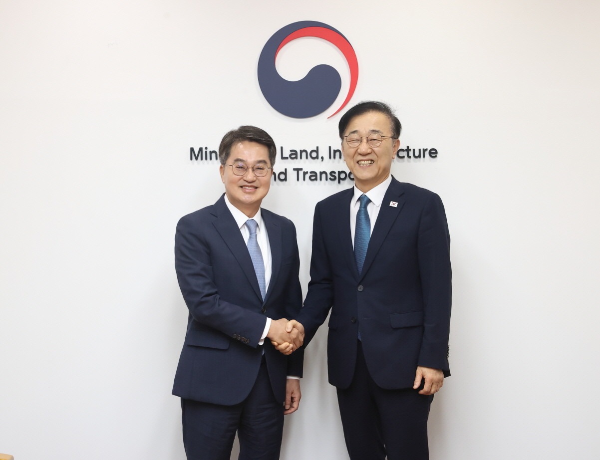 김동연 경기도지사와 김윤덕 국토교통부 장관이 만나 경기도 4대 현안에 대히 논의했다. / 경기도