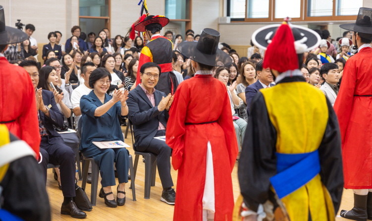 임태희 경기도교육감이 전통예술교육 정책보고회에 참석해 공연을 보고 있다. / 경기도