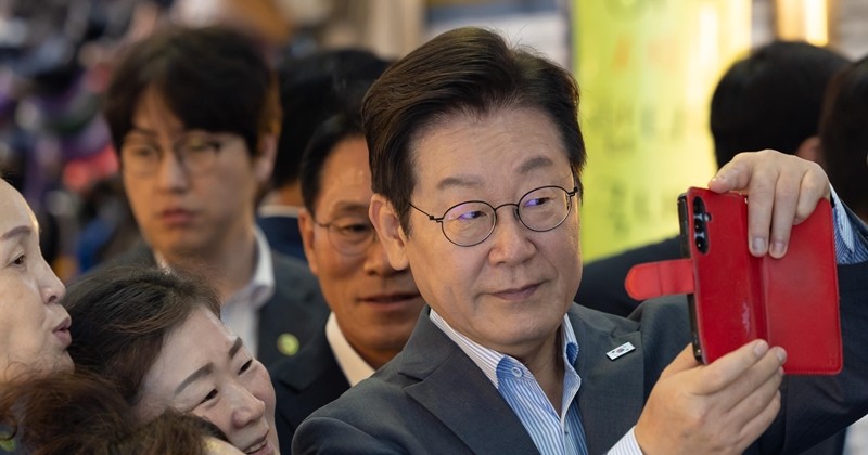 시민들과 셀카를 찍는 이재명 대통령 / 뉴스1
