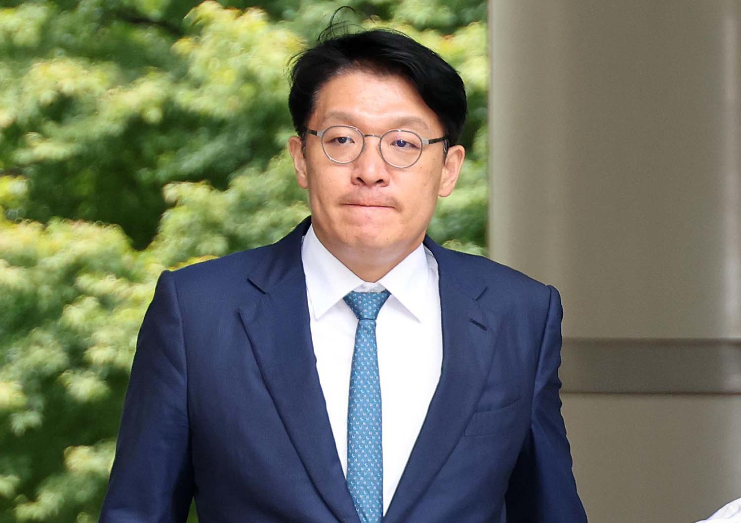 김건희 여사가 연루된 '공천 청탁' 의혹의 핵심 인물 김상민 전 부장검사가 17일 오후 서울 서초구 서초동 서울중앙지방법원에서 열린 구속 전 피의자 심문(영장실질심사)에 출석하고 있다. / 뉴스1