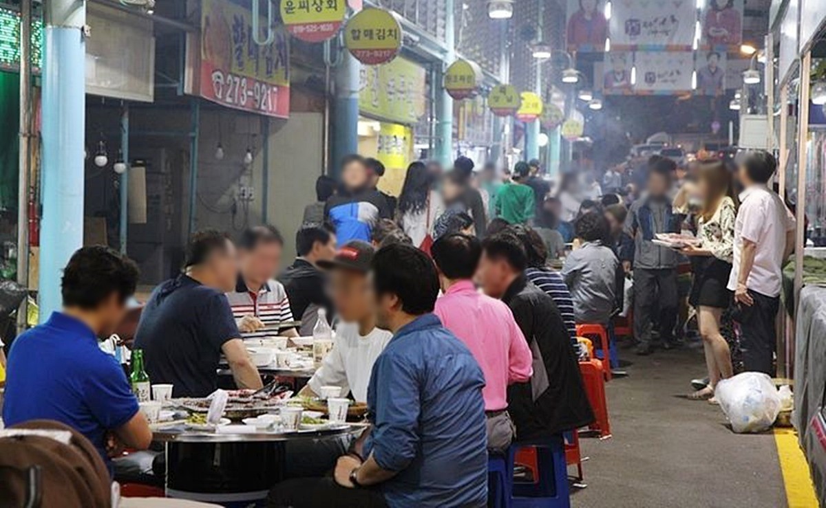 울산 남구에 있는 수암한우야시장 모습. 기사 이해를 돕기 위한 자료 사진. 울산시 남구는 수암한우야시장의 하반기 운영을 시작한다고 최근 밝혔다. 수암한우야시장은 전국에서 유일하게 한우구이를 즐길 수 있는 야시장이다. 9월 19일부터 운영을 시작한 수암한우야시장은 오는 11월 22일까지 매주 금요일과 토요일 오후 6시 30분부터 오후 10시 30분까지 운영한다. 이 기간 수암한우야시장을 방문하면 25∼30% 할인된 가격으로 한우를 구매해 야외 원형 테이블에서 숯불로 바로 구워 먹을 수 있다고 울산 남구는 설명했다. / 울산 남구 제공